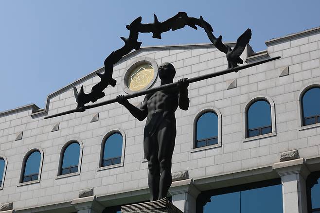 경기도 과천 중앙선거관리위원회에 설치된 ‘국민주권수호자’ 동상이다. 차곡히 쌓인 투표용지 위, 하늘의 나는 비둘기 아래 ,장대를 가로잡고 완벽한 균형으로 서 있는 강인한 인체를 형상화했다. 장대를 든 사람은 안정성과 공정성·평등성을, 무지개 형상으로 나는 비둘기는 조국의 평화와 자유·희망을, 투표용지로 쌓은 단은 민의를 상징한다.  [연합]