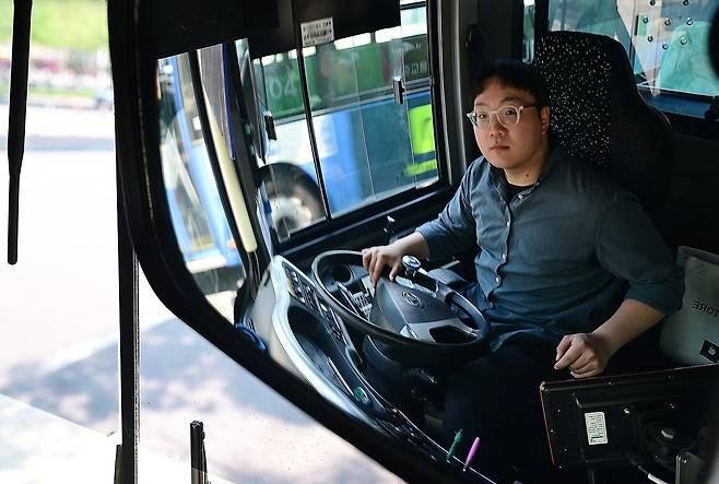 마을버스 기사 어창열(23) 씨가 지난 4월 29일 오후 서울 중구 만리재로 한 버스정류장에서 헤럴드경제와 인터뷰를 하고 있다.  이상섭 기자
