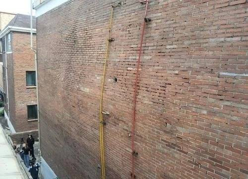 경기 수원 한 다세대주택의 외벽이 부풀어 오른 모습. [온라인 커뮤니티 갈무리]