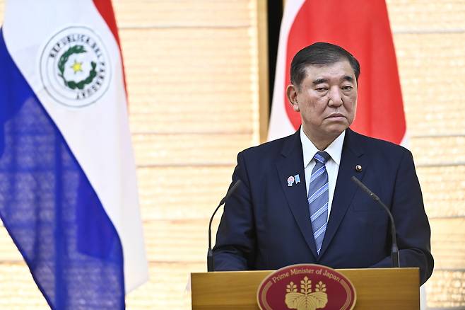 이시바 시게루 일본 총리가 지난 21일 일본 도쿄 총리실에서 열린 일본-파라과이 정상회담 후 파라과이 대통령과의 공동 기자회견에 참석하고 있다. [EPA]