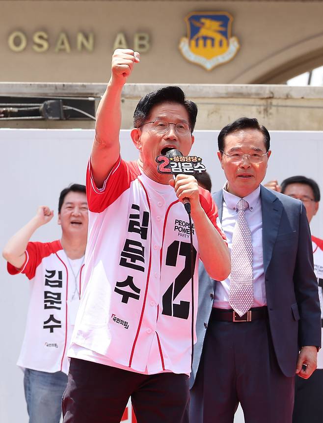국민의힘 김문수 대선 후보가 26일 경기 평택시 K-55미군기지 정문 앞에서 유세를 하고 있다. <연합>