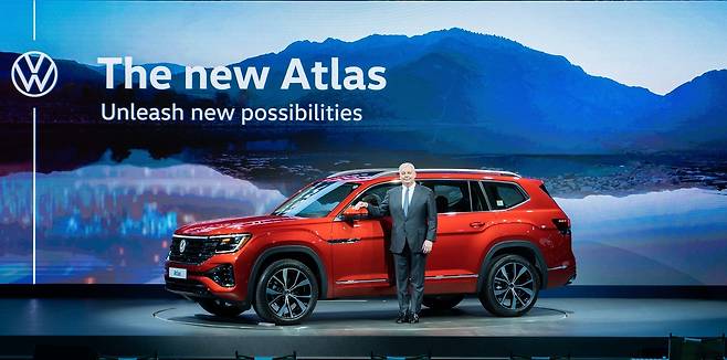 틸 셰어 폭스바겐그룹코리아 사장이 26일 인천 영종도 스튜디오 파라다이스에서 열린 미디어 론칭 행사에서 신형 아틀라스를 소개하고 있다. [폭스바겐코리아 제공]