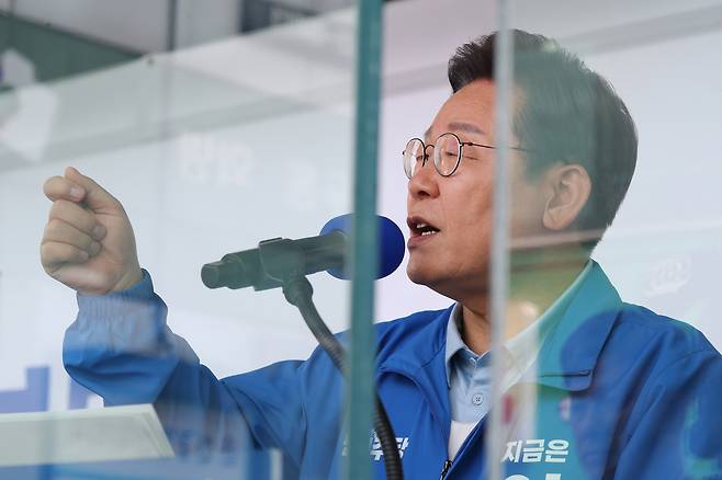 이재명 더불어민주당 대선 후보가 26일 오후 경기도 수원 영동시장 앞에서 열린 유세현장에서 유권자들을 향해 지지를 호소하고 있다. 수원=임세준 기자