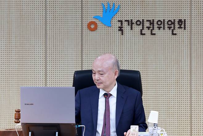 안창호 국가인권위원회 위원장이 26일 서울 중구 인권위에서 열린 제11차 전원위원회에 참석해 의사봉을 두드리며 개회하고 있다.[연합]