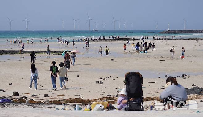 [제주=뉴시스] 우장호 기자 = 맑은 날씨를 보인 25일 오후 제주시 한림읍 협재해수욕장을 찾은 관광객들이 때 이른 여름 정취를 만끽하고 있다. 2025.05.25. woo1223@newsis.com