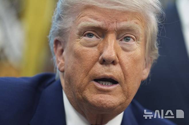 [워싱턴=AP/뉴시스]도널드 트럼프 미국 대통령이 우르줄라 폰데어라이엔 유럽연합(EU) 집행위원장과 통화한 뒤 '6월1일부터 EU에 관세 부과' 발표를 철회하고 협상을 이어가기로 했다. 사진은 트럼프 대통령이 23일(현지 시간) 백악관 집무실에서 원자력 에너지 관련 행정명령에 서명한 후 기자들의 질문에 답하는 모습. 2025.05.24.