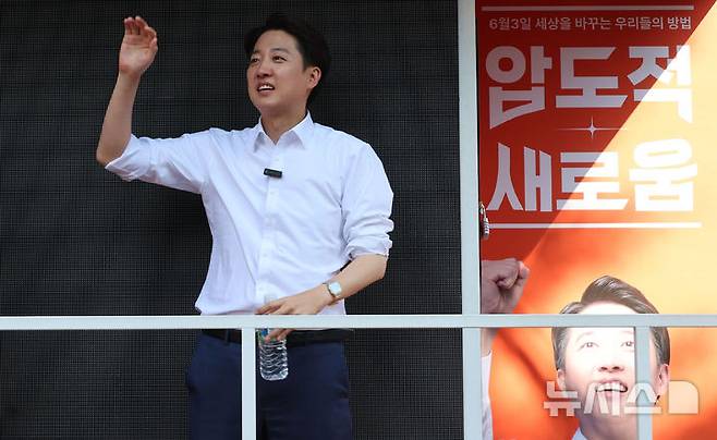 [서울=뉴시스] 김선웅 기자 = 이준석 개혁신당 대통령선거 후보가 25일 서울 종로구 종묘 인근 서순라길에서 유세 도중 시민들에게 인사하고 있다.(공동취재) 2025.05.25. mangusta@newsis.com