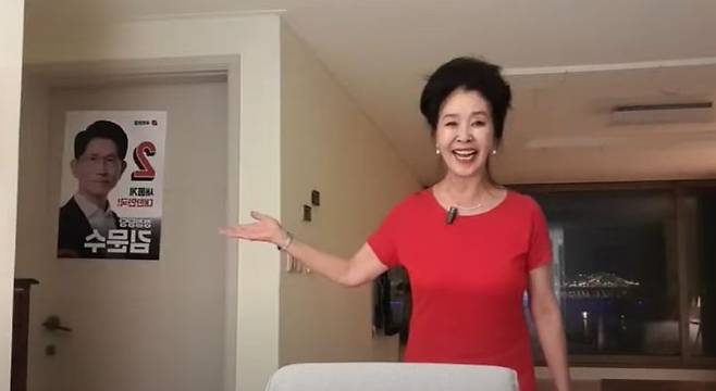 [뉴시스] 배우 김부선씨가 이재명 더불어민주당 대선 후보와의 스캔들을 언급한 김문수 국민의힘 대선 후보에게 감사의 뜻을 표했다. (사진=유튜브 '김부선TV' 캡처) *재판매 및 DB 금지