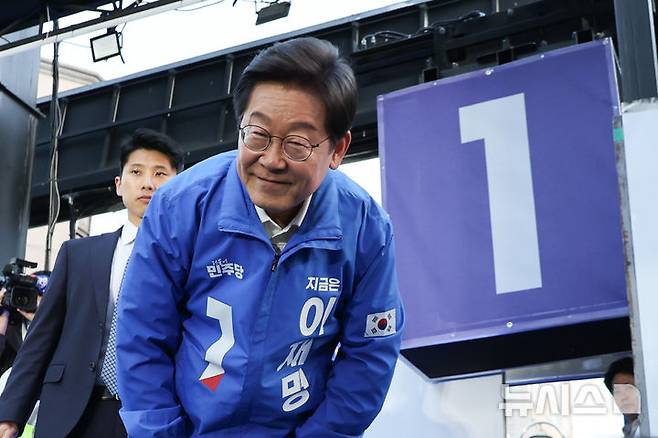 [천안=뉴시스] 조성봉 기자 = 이재명 더불어민주당 대선 후보가 25일 충남 천안시 동남구 천안 신부문화거리에서 열린  유세를 마친뒤 시민들에게 인사하고 있다. (공동취재) 2025.05.25. photo@newsis.com