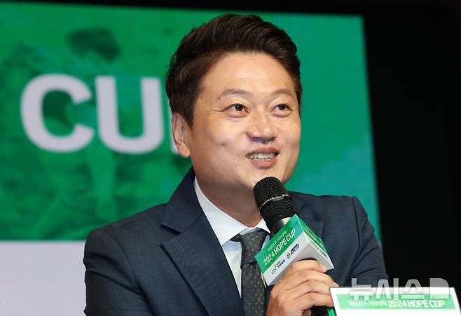 [서울=뉴시스] 고범준 기자 = 박문성 축구 해설위원이 2일 오전 서울 중구 퇴계로 한국의집에서 열린 희망친구 기아대책 2024 호프컵(HOPE CUP) 미디어데이에서 인사말을 하고 있다. 2024.10.02. bjko@newsis.com