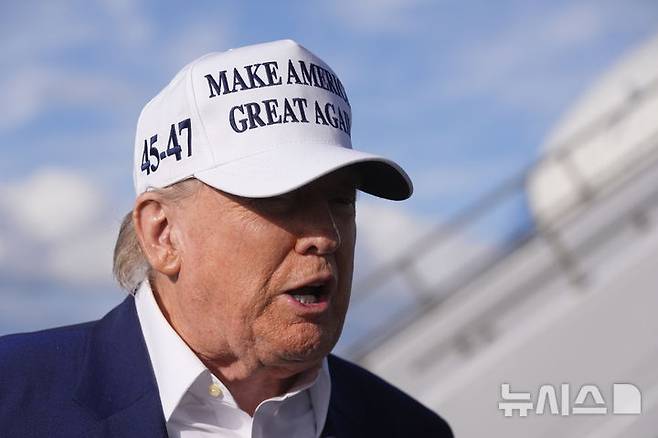 [모리스타운=AP/뉴시스] 도널드 트럼프 미국 대통령이 25일(현지 시간) 뉴저지 모리스타운 공항에서 전용기에 오르기 전 취재진 질문에 답하고 있다. 2025.05.26.