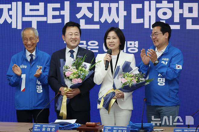 [서울=뉴시스] 조성우 기자 = 김용남(왼쪽 두 번째부터) 전 의원과 허은아 전 개혁신당 대표가 26일 오전 서울 여의도 더불어민주당 중앙당사에서 열린 입당 환영식에서 인사말을 하고 있다. 왼쪽부터 윤여준 상임총괄선대위원장, 김용남 전 의원, 허은아 전 대표, 박찬대 상임총괄선대위원장. 2025.05.26. xconfind@newsis.com