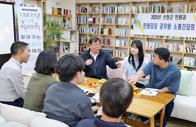 [산청=뉴시스] 이승화 산청군수 민원담당 직원들과 간담회 (사진=산청군 제공) 2025. 05. 26. photo@newsis.com  *재판매 및 DB 금지