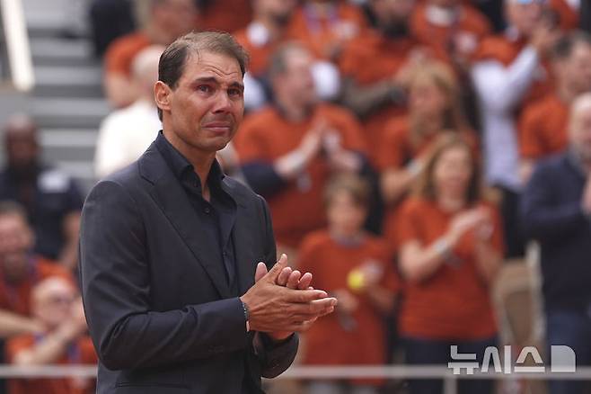 [파리=AP/뉴시스] '흙신' 라파엘 나달이 25일(현지 시간) 프랑스 파리 롤랑가로스의 메인 코트 필리프 샤트리에 센터 코트에서 열린 은퇴식 중 울먹이고 있다. 나달은 클레이코트인 프랑스오픈에서 14회 우승하며 '흙신'으로 불렸다. 2025.05.26.