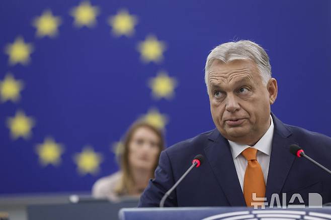 [스트라스부르=AP/뉴시스] 빅토르 오르반 헝가리 총리가 유럽연합(EU)의 러시아 에너지 공급 차단 정책에 반대한다고 밝혔다. 사진은 오르반 총리가 지난해 10월9일(현지시각) 유럽의회에서 연설하는 모습. 2024.10.10.