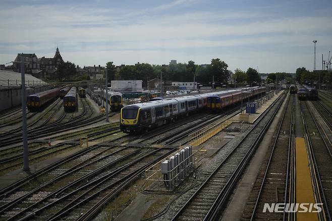 [런던=AP/뉴시스] 영국 노동당 정부는 25일(현지 시간) 민간이 운영하던 사우스웨스턴레일웨이를 공공 소유로 전환하면서 열차 재국영화 계획에 첫 발을 뗐다. 사진은 영국 런던 차고지에 파업으로 운행을 멈춘 열차들이 서 있는 모습. 2025.05.26.