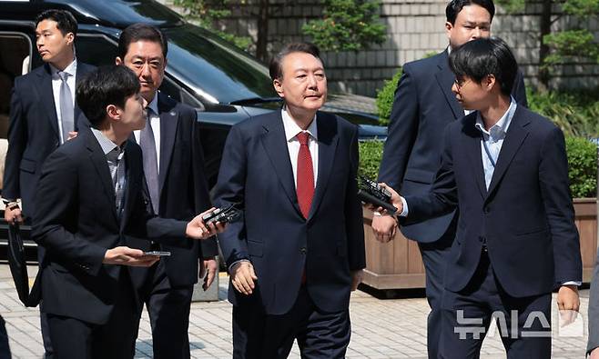 [서울=뉴시스] 사진공동취재단 = 윤석열 전 대통령이 26일 서울 서초구 서울중앙지방법원에서 열린 내란 우두머리 혐의ㆍ직권남용 권리행사 방해 혐의 사건 5차 공판에 출석하고 있다. 2025.05.26. photo@newsis.com