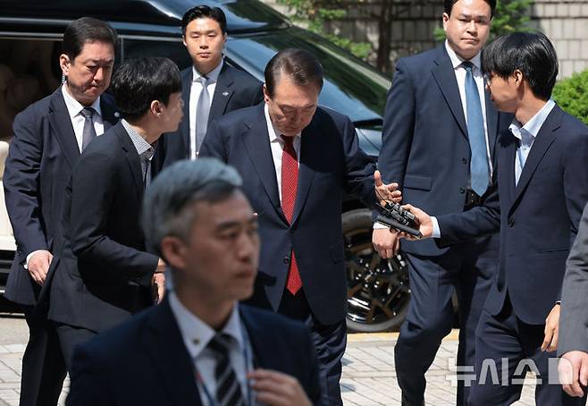 [서울=뉴시스] 사진공동취재단 = 윤석열 전 대통령이 26일 서울 서초구 서울중앙지방법원에서 열린 내란 우두머리 혐의ㆍ직권남용 권리행사 방해 혐의 사건 5차 공판에 출석하고 있다. 2025.05.26. photo@newsis.com