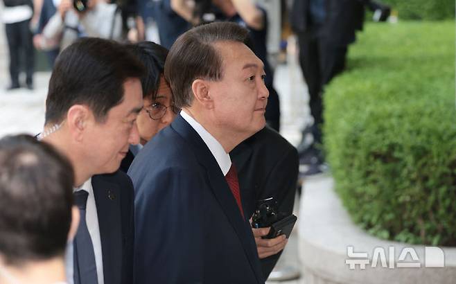 [서울=뉴시스] 사진공동취재단 = 윤석열 전 대통령이 26일 서울 서초구 서울중앙지방법원에서 열린 내란 우두머리 혐의ㆍ직권남용 권리행사 방해 혐의 사건 5차 공판에 출석하고 있다. 2025.05.26. photo@newsis.com