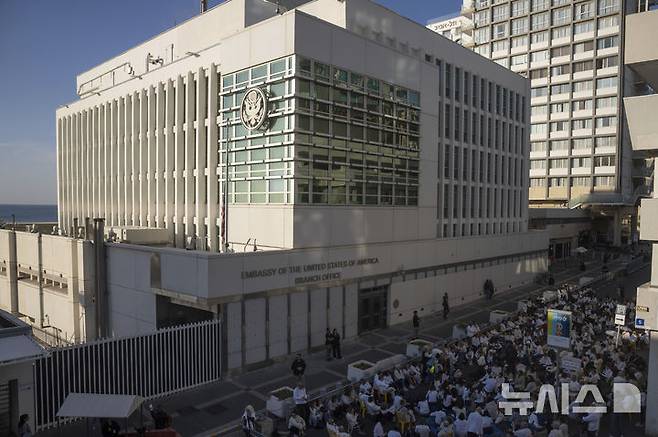 [텔아비브=AP/뉴시스] 이스라엘 텔아비브 주재 미국 대사관 분관에 방화를 시도한 미국인이 25일(현지 시간) 재판에 넘겨졌다. (사진=뉴시스DB) 2025.05.26.