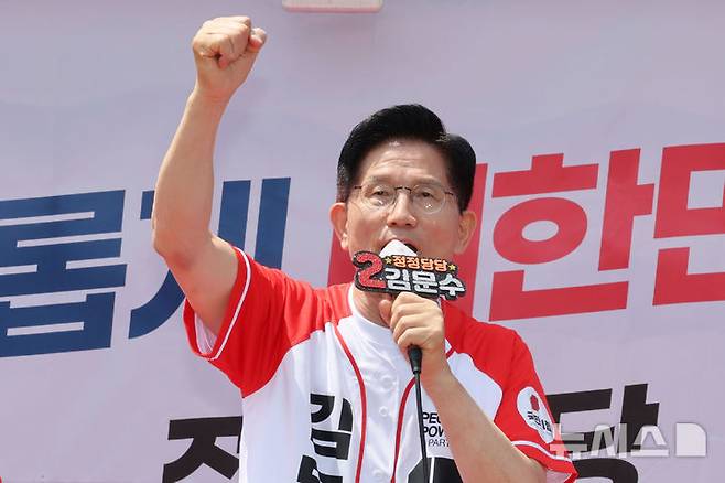 [안성=뉴시스] 권창회 기자 = 김문수 국민의힘 대선 후보가 26일 경기 안성시 안성중앙시장 인근에서 열린 유세에서 지지호소를 하고 있다. (공동취재) 2025.05.26. photo@newsis.com