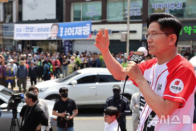 [안성=뉴시스] 권창회 기자 = 김문수 국민의힘 대선 후보가 26일 경기 안성시 안성중앙시장 인근에서 열린 유세에서 지지호소를 하고 있다. (공동취재) 2025.05.26. photo@newsis.com