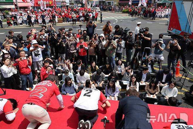 [안성=뉴시스] 권창회 기자 = 김문수 국민의힘 대선 후보가 26일 경기 안성시 안성중앙시장 인근에서 열린 유세에서 절하고 있다. (공동취재) 2025.05.26. photo@newsis.com