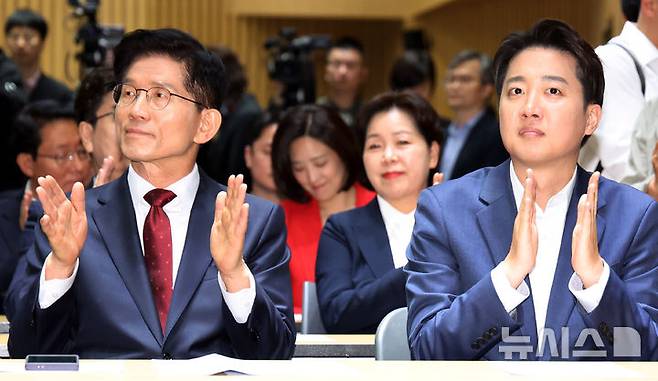 [서울=뉴시스] 추상철 기자 = 김문수 국민의힘 대선 후보와 이준석 개혁신당 대선 후보가 19일 오전 서울 중구 서울시청에서 열린 '약자와 동행하는 서울' 토론회에 참석해 박수를 치고 있다. 2025.05.19. scchoo@newsis.com