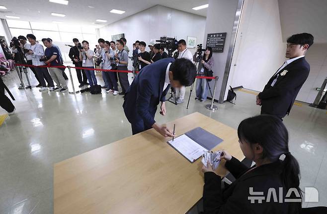 [고양=뉴시스] 김근수 기자 = 26일 경기 고양시 일산동구 사법연수원에서 열린 전국법관대표회의에 판사가 참석하고 있다. 2025.05.26. ks@newsis.com