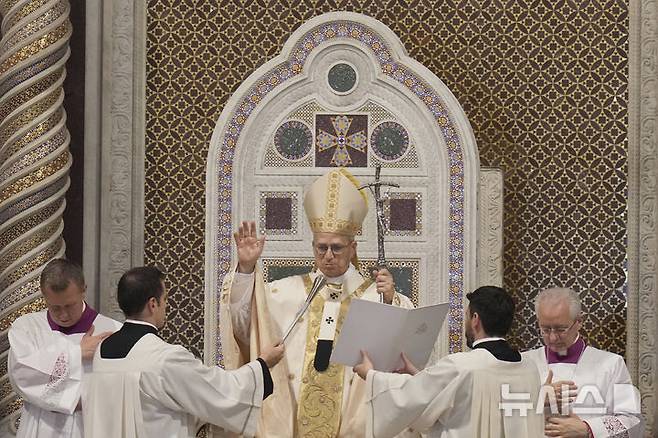 [로마=AP/뉴시스]25일(현지 시간) 레오 14세 교황이 이탈리아 로마의 산 조반니 인 라테라노 대성전에서 로마 주교좌 착좌식을 가지고 있다. 2025.05.26.