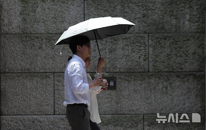[서울=뉴시스] 황준선 기자 = 서울의 한낮 기온이 26도를 넘는 등 초여름 날씨를 보인 26일 서울 중구 청계천에서 양산을 쓴 시민들이 이동하고 있다. 2025.05.26. hwang@newsis.com