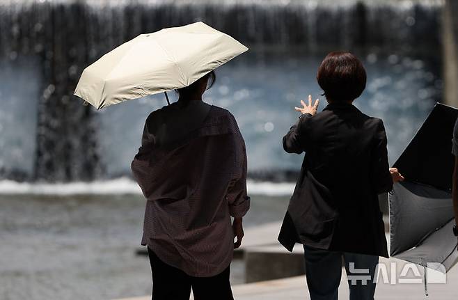 [서울=뉴시스] 황준선 기자 = 서울의 한낮 기온이 26도를 넘는 등 초여름 날씨를 보인 26일 서울 중구 청계천에서 양산을 쓴 시민들이 이동하고 있다. 2025.05.26. hwang@newsis.com