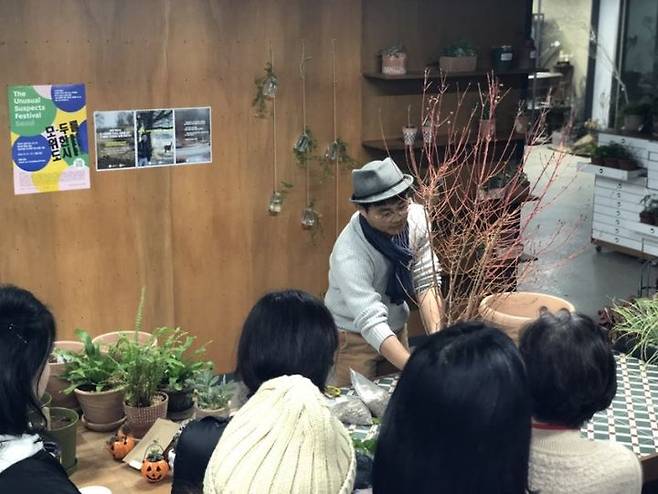 문화체육관광부 국립아시아문화전당(ACC)은 광주시립미술관(GMA)과 함께 '아시아 예술정원'을 주제로 한 시민 체험형 교육 프로그램을 오는 6월 19~20일 운영한다. 가드닝 실습을 하는 모습 (사진=국립아시아문화전당 제공) *재판매 및 DB 금지