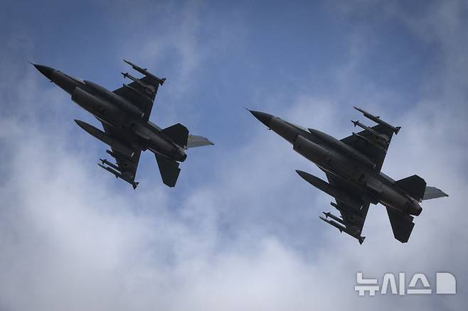 [우크라이나=AP/뉴시스]지난해 8월 우크라이나 공군이 운용하는 F-16 전투기 2대가 미상의 장소에서 비행하고 있다. 2025.05.26.