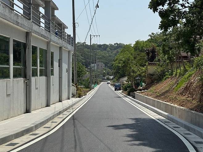 [울산=뉴시스] 울산시 남구가 선암동 개발제한구역인 감나무진 집단취락지구 내 도시계획도로 1구간(소로3-360호선) 확장공사를 최근 완료했다. (사진=울산 남구 제공) photo@newsis.com *재판매 및 DB 금지