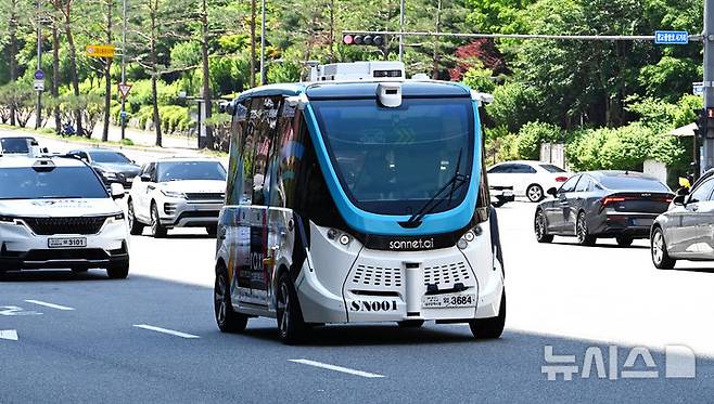 [수원=뉴시스] 김종택 기자 = '2025 수원 지능형교통체계(ITS) 아태총회’를 이틀 앞둔 26일 경기 수원시 영통구 광교일대에서 자율주행차량이 시운전을 하고 있다. 자율주행차량은 행사가 열리는 오는 28일부터 30일까지 수원컨벤션센터, 광교중앙역, 홍재교삼거리, 센트럴파크로사거리에 이르는 3.2㎞ 노선을 차량 5대가 오전 9시30분부터 11시30분, 오후 1시30분부터 4시까지 30분 단위로 운행한다. 2025.05.26. jtk@newsis.com