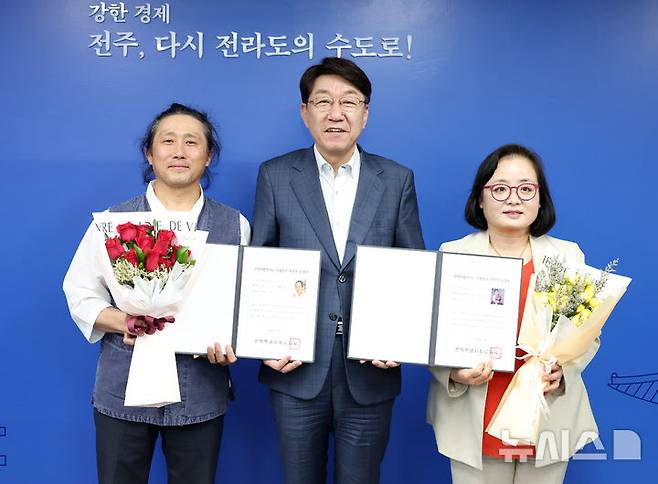 [전주=뉴시스] 전주시는 26일 전주시장실에서 심미숙(전북향토민요)씨와 최병용(악기장)씨 등 2명에게 전북특별자치도 무형유산 보유자 인정서를 수여했다고 밝혔다. (사진=전주시 제공) 2025.05.26. photo@newsis.com