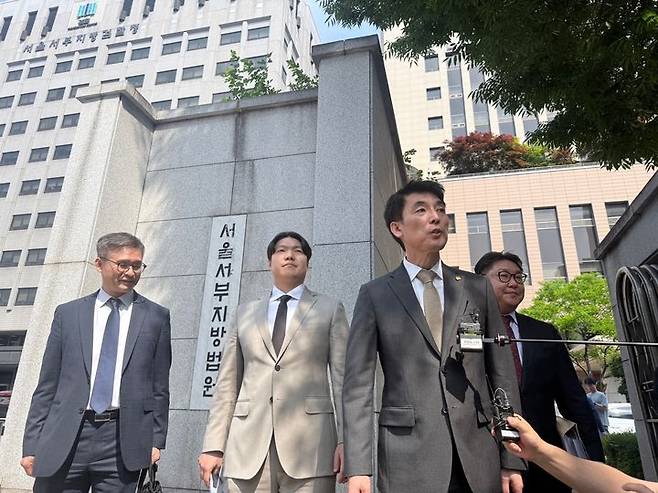 [서울=뉴시스] 이수정 기자 = 26일 오후 서울서부지법 앞에서 이하상 변호사 등 변호인단이 기자회견을 열고 있다. 2025.05.26. crystal@newsis.com *재판매 및 DB 금지