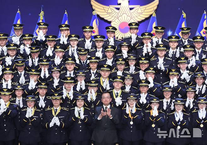 [아산=뉴시스] 조수정 기자 = 최상목 대통령 권한대행 부총리 겸 기획재정부 장관이 13일 충남 아산시 경찰대학에서 열린 2025년 신임경찰 경위·경감 임용식에서 임용자들과 기념촬영을 하고 있다. 2025.03.13. chocrystal@newsis.com