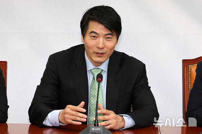 [서울=뉴시스] 조성우 기자 = 제이슨 권 오픈AI 최고전략책임자(CSO)가 26일 오후 서울 여의도 국회를 찾아 최형두 국민의힘 선대위 AI과학정책본부장을 만나 발언하고 있다. 2025.05.26. xconfind@newsis.com