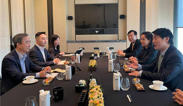 [서울=뉴시스] 조성우 기자 = 임문영(왼쪽) 더불어민주당 선대위 디지털특별위원회 위원장이 26일 서울 종로구 포시즌스 호텔에서 제이슨 권(오른쪽) 오픈AI 최고전략책임자(CSO) 등 오픈AI 주요 경영진과 간담회를 진행하고 있다. (사진=더불어민주당 제공) 2025.05.26. photo@newsis.com *재판매 및 DB 금지