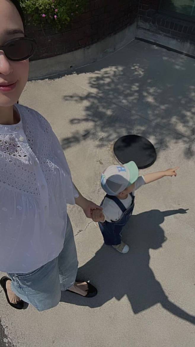 [서울=뉴시스] 손연재(왼쪽)·손연재 아들 (사진=인스타그램 캡처) 2025.05.26. photo@newsis.com *재판매 및 DB 금지