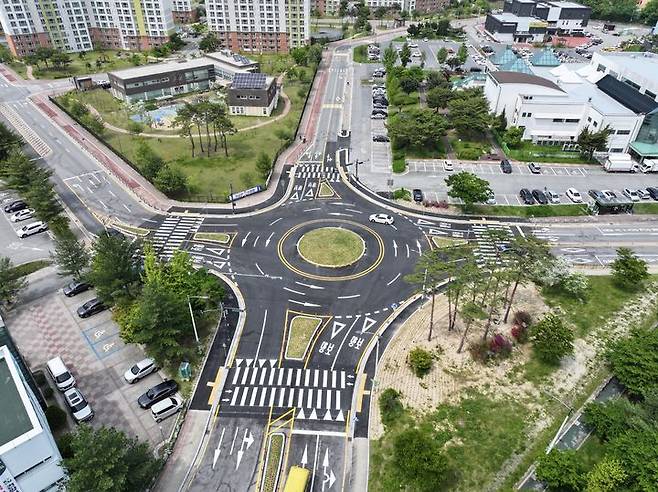 [계룡=뉴시스]계룡시 용남고등학교 회전교차로. 2025. 05. 26 photo@newsis.com *재판매 및 DB 금지