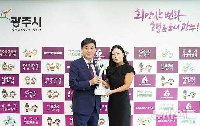 [경기광주=뉴시스] 박근혜(사진 오른쪽)광주시 언론홍보팀장이 '2025 Mr.&Ms.경기선발대회'에서 2위를 차지했다 (사진=광주시 제공) 2025.05.26.photo@newsis.com