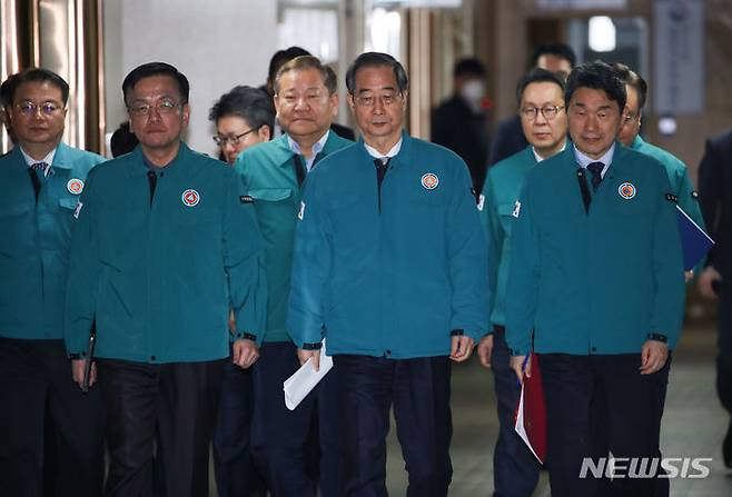 [서울=뉴시스] 김명원 기자 = 한덕수 국무총리와 이주호 사회부총리 겸 교육부 장관·최상목 경제부총리 겸 기획재정부 장관·이상민 행정안전부 장관·조규홍 보건복지부 장관·방기선 국무조정실장이 20일 정부서울청사에서 ‘의료개혁 관련 대국민담화 발표 및 의대정원 기자회견’을 하기위해 이동하고 있다. (공동취재) 2024.03.20 photo@newsis.com