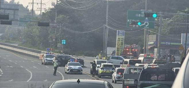 [태안=뉴시스] 26일 오후 5시29분께 충남 태안군 남면 드르니교차로 부근에서 난 교통사고로 차량 정체가 빚어지고 있다. (사진=독자 제공) 2025.05.26. photo@newsis.com *재판매 및 DB 금지