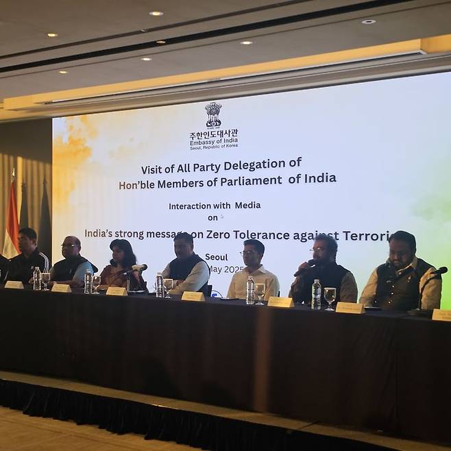 [서울=뉴시스] 임철휘 기자 = 인도 의회 초당적 고위급 대표단은 26일 서울 중구 웨스틴조선호텔에서 브리핑을 열고 "파할감에서 발생한 비인도적인 테러 공격은 파키스탄의 지원 아래 조직된 것"이라며 "테러리스트와 그 후원자 사이에 어떤 관용도 있어서는 안 된다"고 밝혔다. 2025.05.26. fe@newsis.com *재판매 및 DB 금지