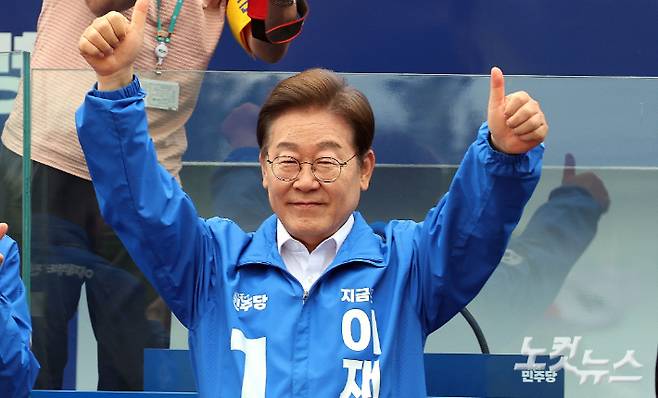 이재명 더불어민주당 대선 후보가 22일 오후 경상남도 양산시 양산워터파크공원에서 열린 집중유세에 참석해 지지를 호소하고 있다. 참고로 경남은 지난해 인구 1만3800명이 감소해, 자연감소 규모로는 전국에서 두번째로 많았다. 양산=류영주 기자