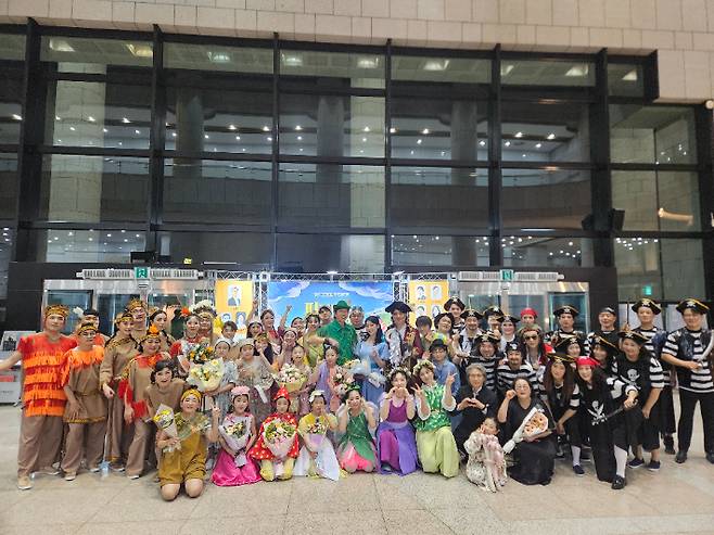 광주시립합창단이 지난 23일부터 양일간 광주예술의전당 대극장에서 열린 합창뮤지컬 '피터팬과 후크선장' 공연을 성황리에 마쳤다. 광주시립합창단 제공