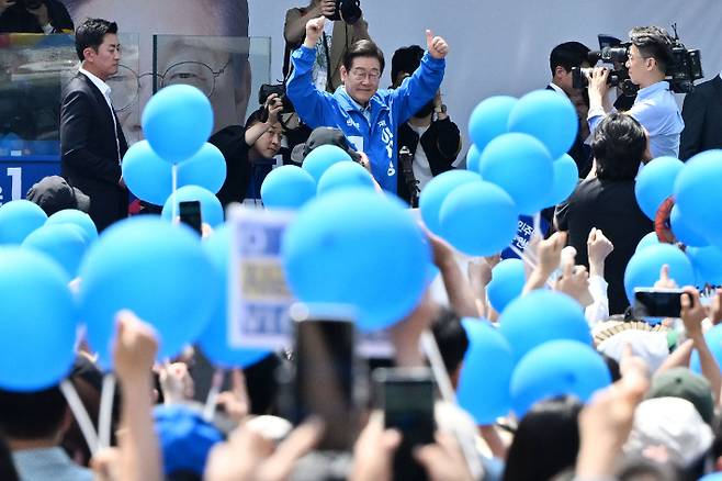 이재명 더불어민주당 대선 후보가 26일 경기 수원시 팔달문 영동시장 입구에서 열린 집중유세에서 지지를 호소하고 있다. 수원=류영주 기자